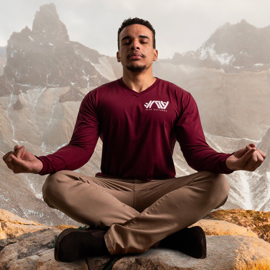 Alef Rodrigues no alto da montanha com o uniforme da ALUF Pictures