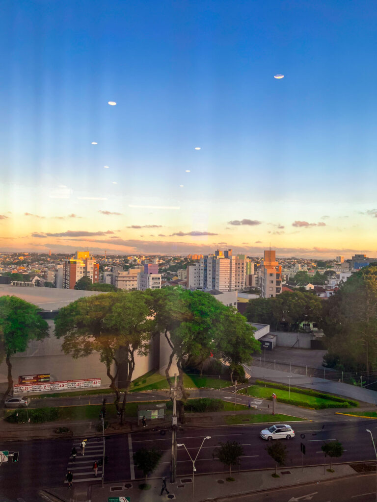 Curitiba através dos vidros do Shopping Palladium