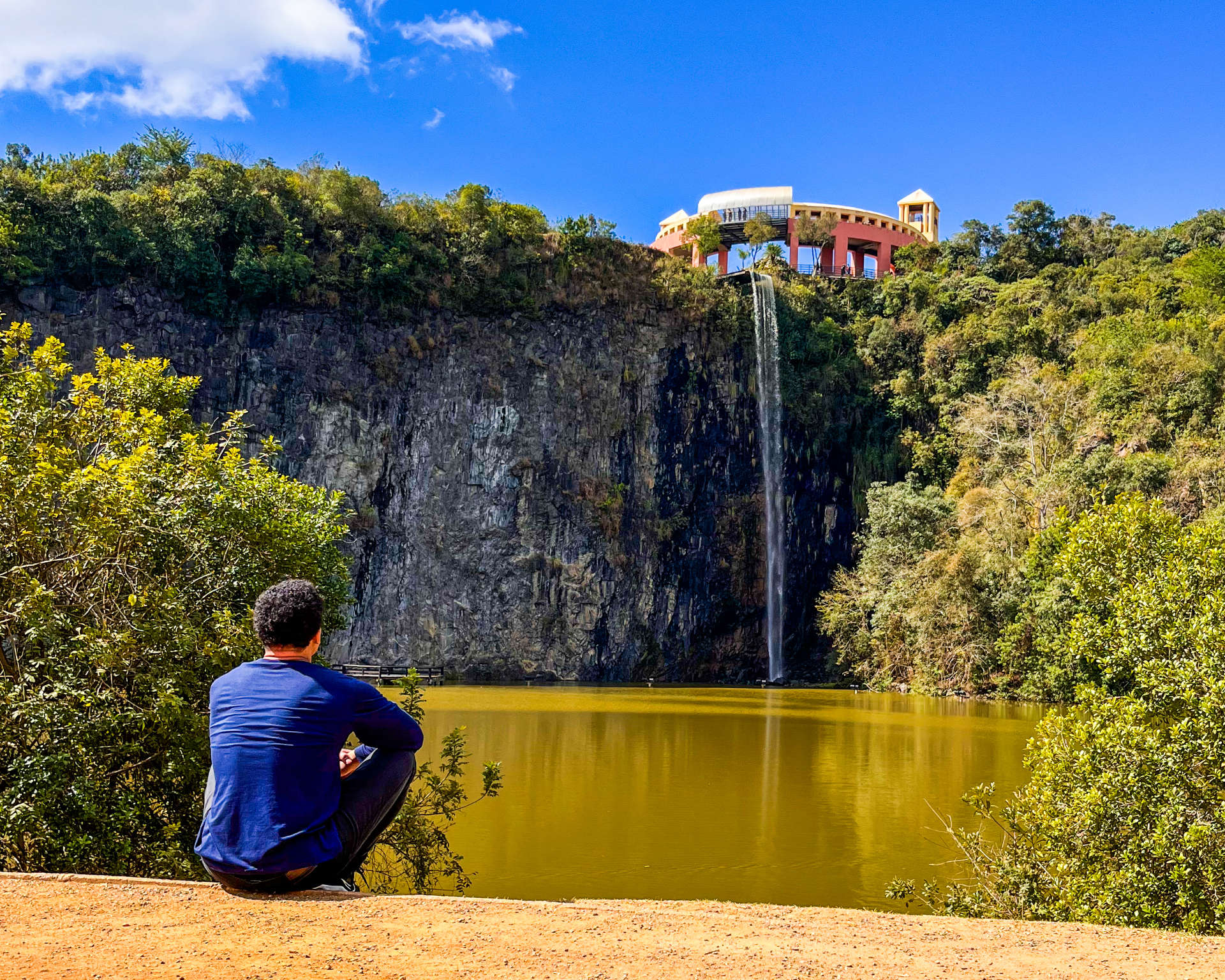 Alef observando a Cachoeira que brota da pedra