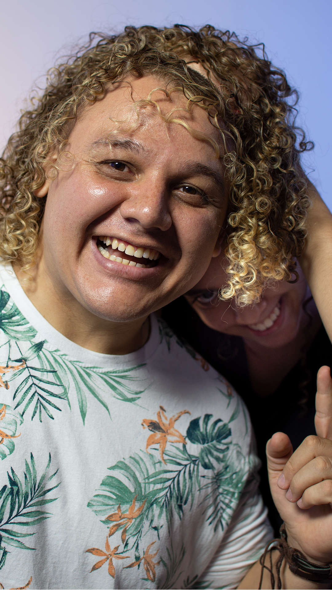 Wesley Ribeiro e Julia Vitória nos bastidores do Prosa Fora 1012