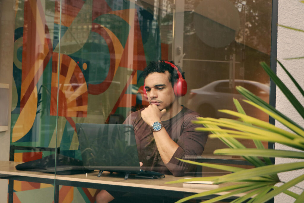 Alef Rodrigues trabalhando no Social Hostel de Curitiba