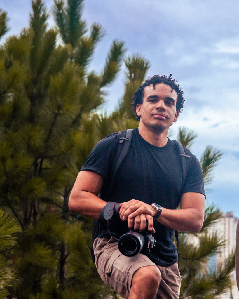 Alef Rodrigues Rosa no alto de um morro em Balneário Camboriú